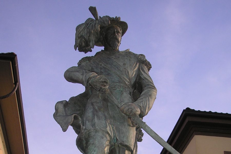 Chivasso, Piazza XXIV Maggio, Monumento ai Bersaglieri
