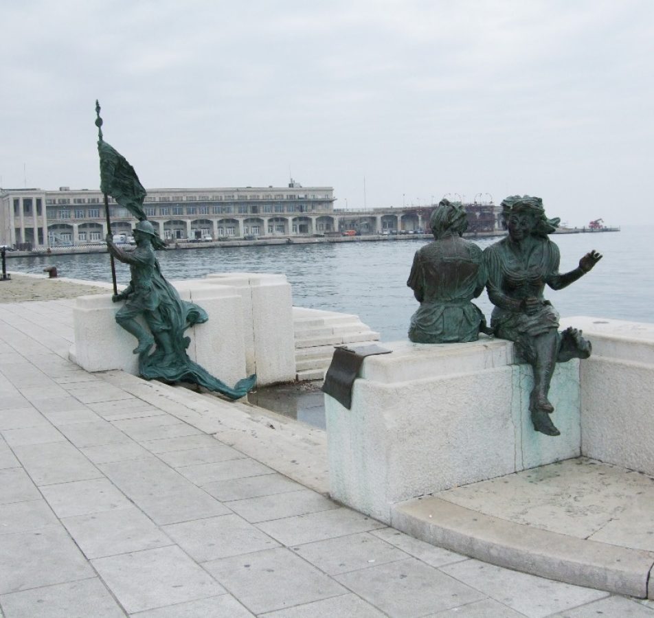 Trieste, Piazza dell’Unità, Monumento a Trieste libera